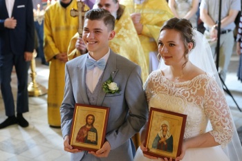 Митрополит Даниил совершил таинство Венчания в Александро-Невском соборе