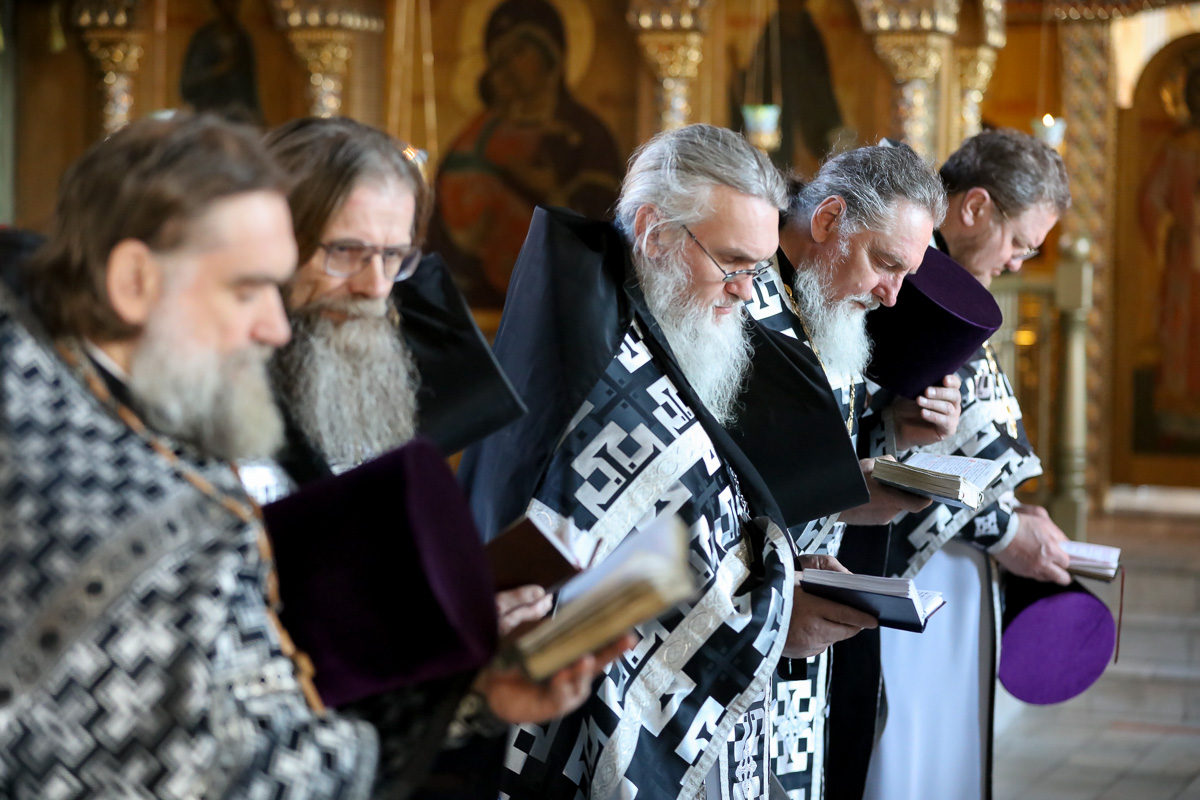 Мир православия на сегодня евангелия. Епископ в окружении детей. Год богослужения. Литургический год Геранже.