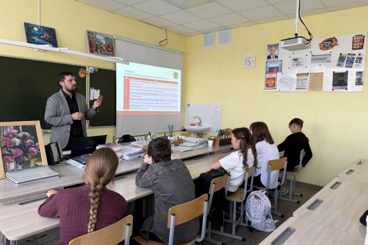 Как действовать в чрезвычайных ситуациях? Уроки на эту тему провёл в курганской школе куратор проекта «Стратег»