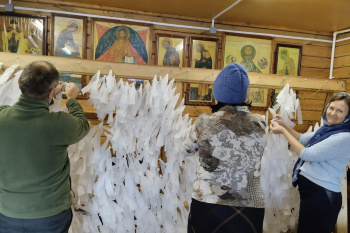  Прихожане курганского храма плетут маскировочные сети