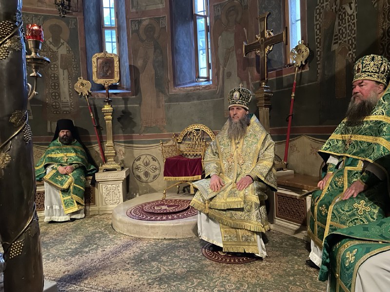 Митрополит Даниил совершил в Лавре Литургию в день памяти священномученика Дионисия Ареопагита