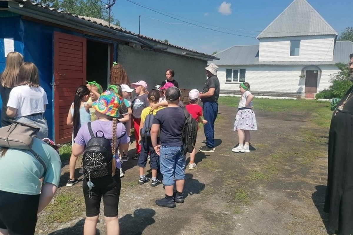 Макушинский храм архангела Михаила посетили юные гости | 19.06.2024 |  Курган - БезФормата