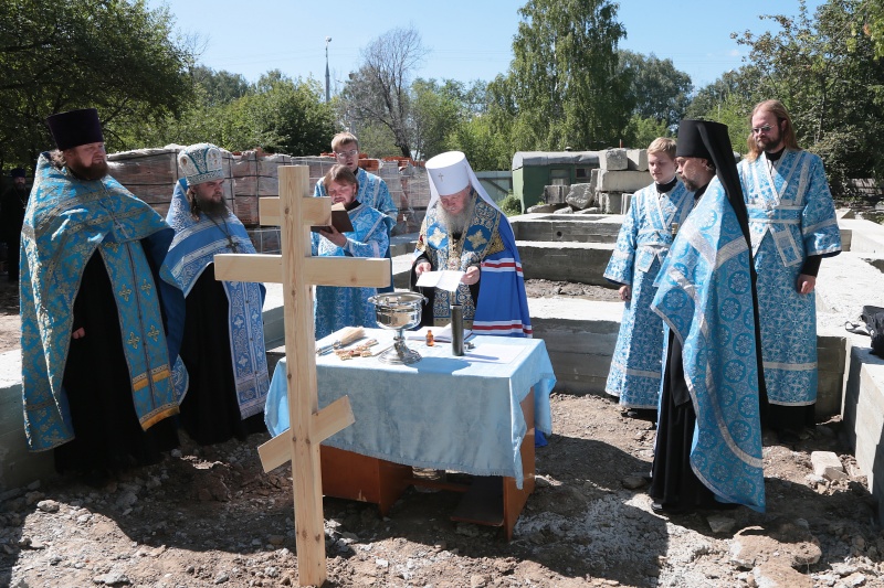 В день празднования икон Божией Матери Почаевская и «Всех скорбящих Радосте» (с грошиками) митрополит Курганский и Белозерский Иосиф совершил чин освящения закладки нового храма в Кургане