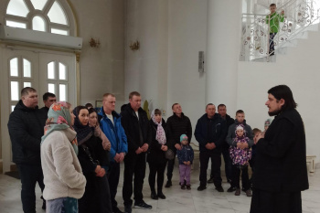 Группа молодежи  из Притобольного  района побывала  с экскурсией в Троицком соборе Кургана