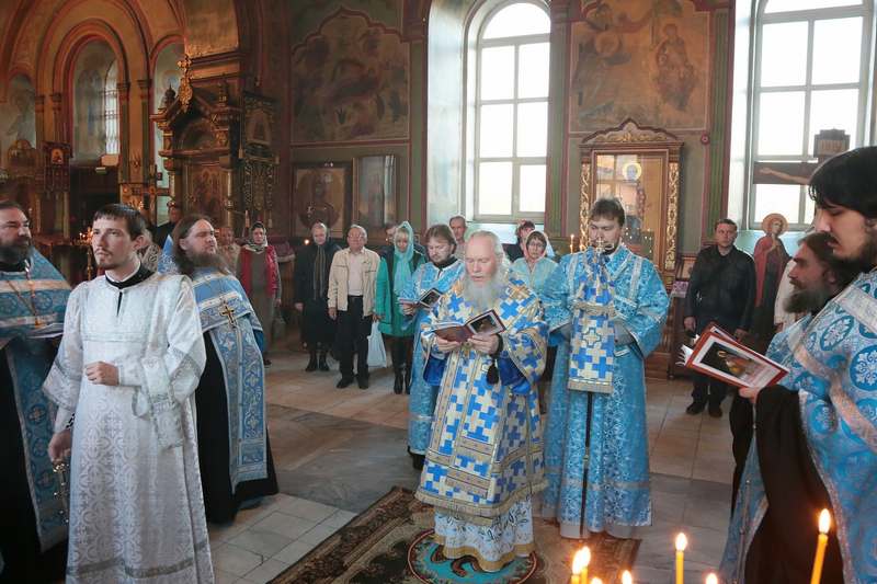 В праздник иконы Божией Матери "Целительница" митрополит Курганский и Белозерский Иосиф совершил богослужения перед чудотворным списком иконы в кафедральном Александро-Невском соборе