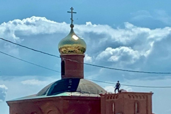 В строящемся храме села Половинное приступили к монтажу кровли