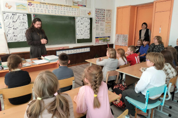 В сельской школе Зауралья священник побеседовал с детьми о силе слова