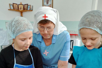 В социальной столовой курганского храма учат маленьких поварят