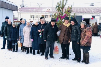 В Кургане подопечные «Сквера Милосердия» провели субботник и нарядили ёлку