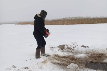 Прихожане Покровского храма села Мокроусово пилят лёд для Рождественского вертепа