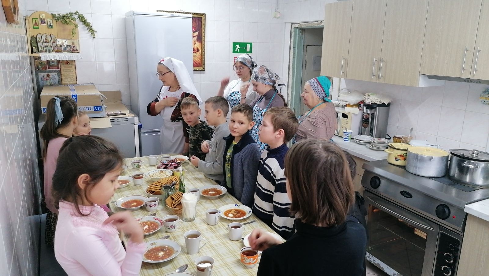 В Кургане участники проекта «Школа милосердия» сами готовят обед и пишут  письма солдатам