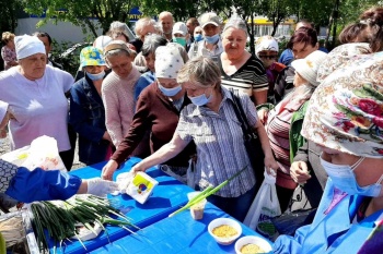 В «Сквере милосердия» курганцы получают материальную помощь и духовную поддержку