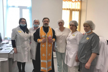 Настоятель храма в Петухово освятил отделение местной больницы