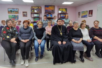 Священник из храма в Заозерном рассказал посетителям городской библиотеки о Покрове