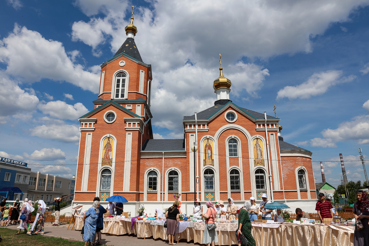 Курганские приходы отметили День семьи, любви и верности благотворительной ярмаркой «Белый цветок»