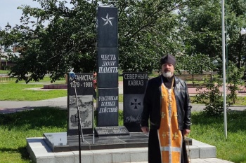 В городе  Петухово священник участвовал в митинге в День ветеранов боевых действий