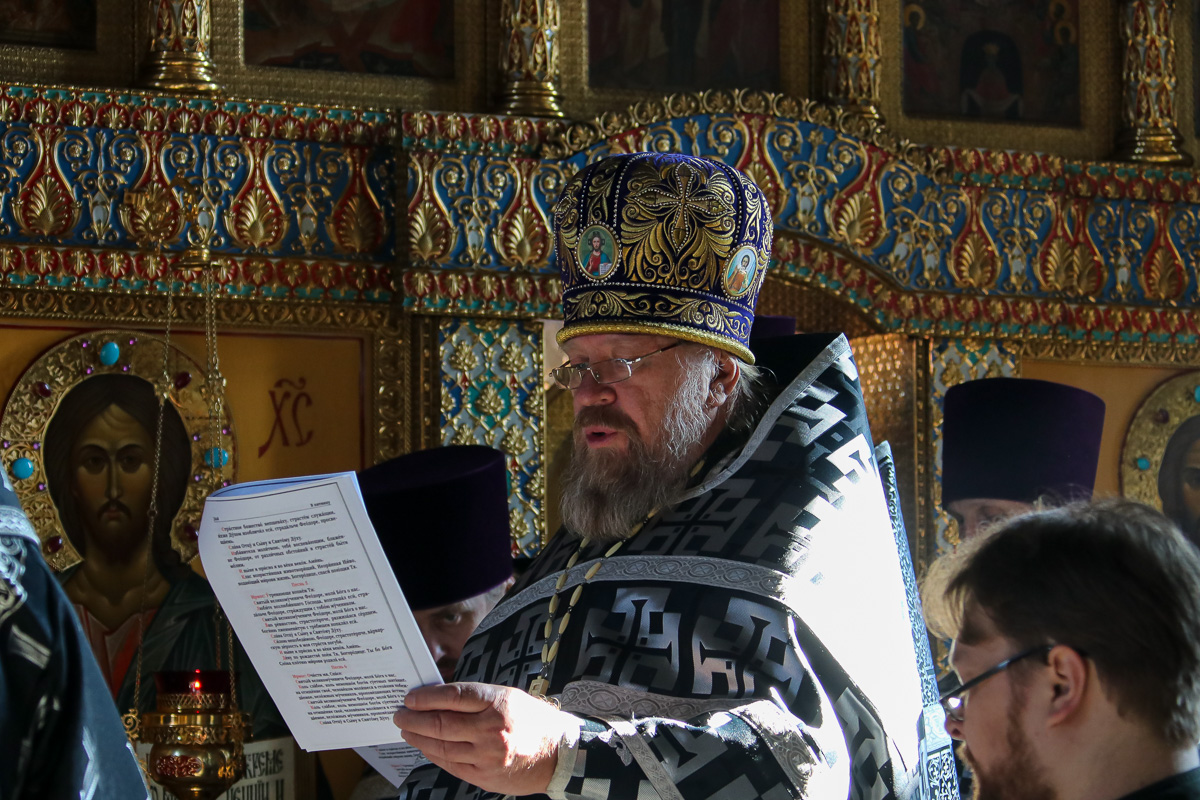 Митрополит Даниил после литургии Преждеосвященных Даров освятил коливо