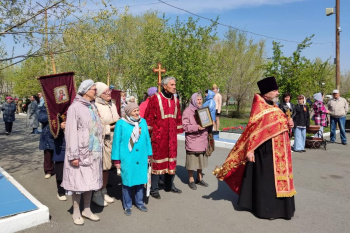 В городе Петухово священник возложил венок к обелиску воинов, погибших за Родину