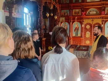 В храме поселка Лебяжье побывали старшеклассники сельской школы