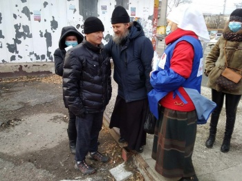 Курганский священник провёл беседы со страждущими в Сквере Милосердия