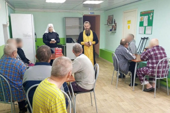 Курганский священник в очередной раз посетил социальные учреждения Кургана