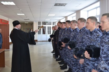 Курганский священник благословил молодых сотрудников Росгвардии