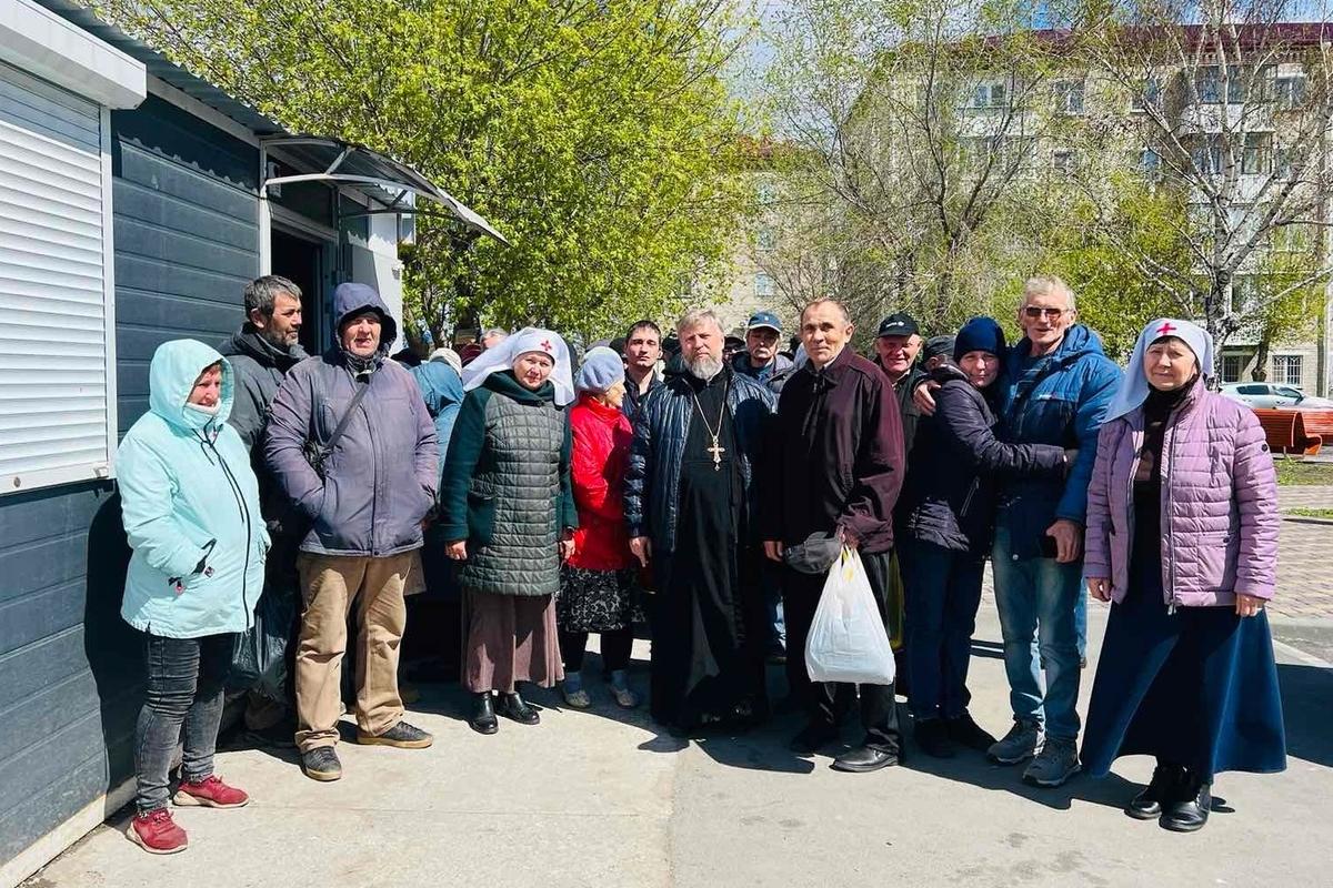 В курганском  «Сквере Милосердия» с подопечными поделились пасхальной радостью