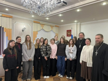 В селе Садовое старшеклассницы побывали на встрече «100 вопросов женщине»