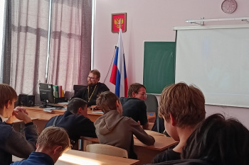 В Кургане священник вместе со школьниками принял участие в киноакции