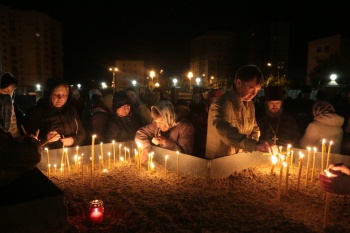 В Кургане в полночь затеплили свечу покаяния