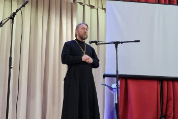 Зауральский священник торжественно открыл месячник оборонно-массовой и спортивной работы в селе Боровском