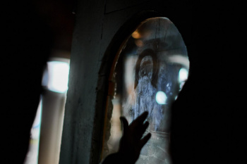 На стёклах киотов  в храме в Смолино после наводнения проступили лики святых