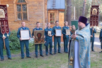 Курганские священники поздравили огнеборцев с праздником небесной покровительницы.