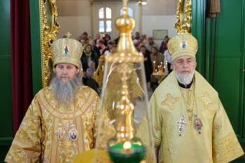 На Литургии в Троицком соборе Кургана пел хор Троице-Сергиевой лавры