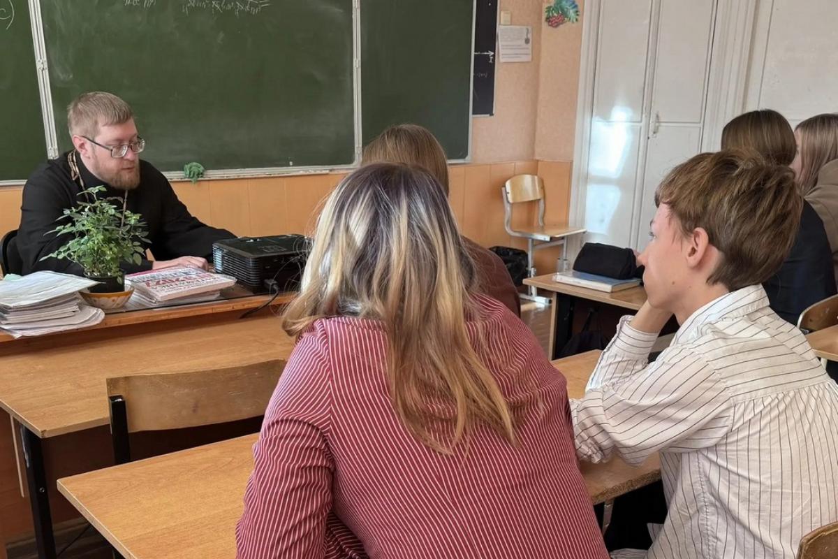 Урок семьеведения провёл священник в курганской школе №45