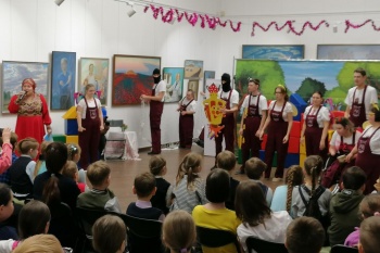 Воспитанники курганской воскресной школы побывали в инклюзивной мастерской на премьере спектакля-игры «Хоровод сказок»