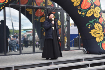 В Варгашах священник приветствовал участников праздника славянской культуры