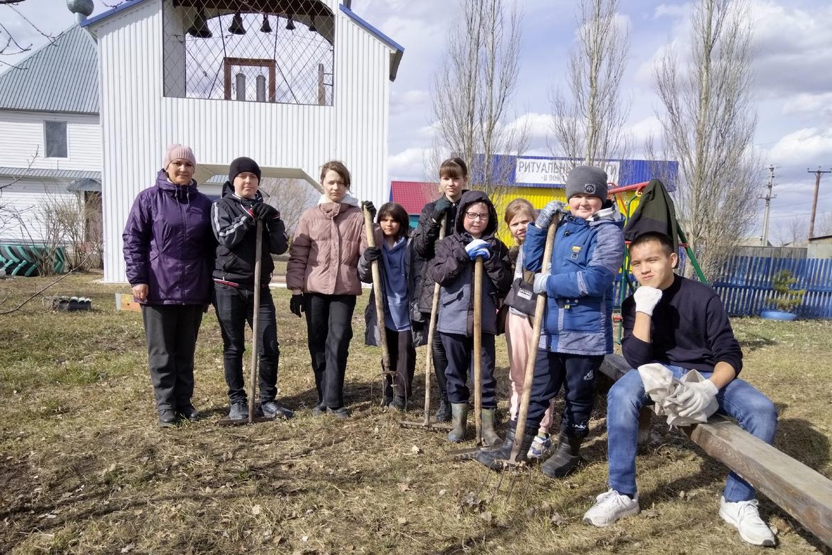 В Макушино подростки помогли очистить прихрамовую территорию