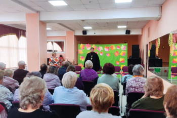 В Кургане священник поздравил пожилых людей
