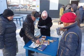 В курганском «Сквере Милосердия» бездомные получили 48 пар тёплых носков