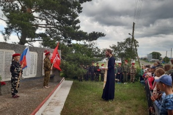 В Зауралье сельский священник в День памяти и скорби отслужил литию по погибшим воинам
