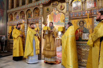 В праздник Тихвинской иконы митрополит Даниил совершил Литургию в Александро-Невском кафедральном соборе Кургана