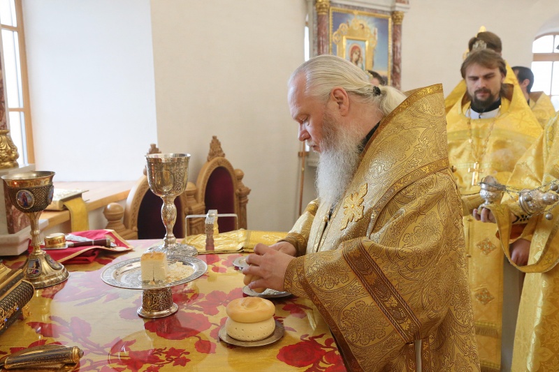 В Неделю 17-ю по Пятидесятнице митрополит Курганский и Белозерский Иосиф совершил богослужения в Богоявленском соборе города Кургана