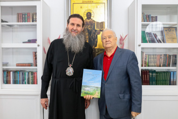 Митрополит Даниил встретился с автором книги об истории Белозерского района