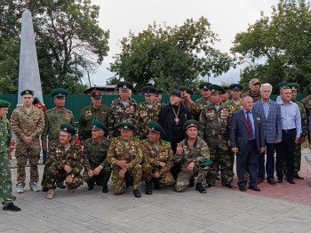 Курганский священник поздравил земляков-пограничников с памятными датами