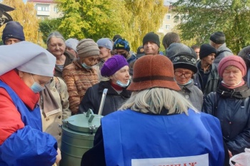 В "Сквере Милосердия" бездомным начали раздавать тёплые вещи