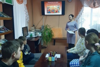 Преподаватель воскресной школы мокроусовского храма поздравила школьников в детской библиотеке