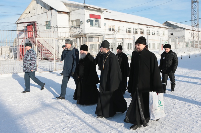 Митрополит Курганский и Белозерский Иосиф посетил исправительную колонию №2, где открылась фотовыставка, посвященная жизни Курганской Митрополии