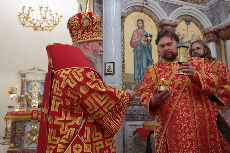 В праздник Пасхи Христовой в столице Зауралья состоялась встреча Благодатного огня из Святого Града Иерусалима и Пасхальный крестный ход от Богоявленского храма до Александро-Невского кафедрального собора