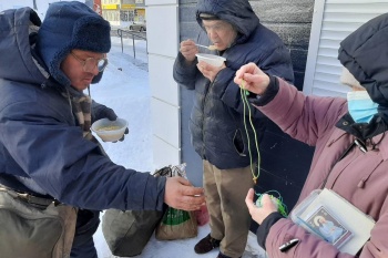 В курганском «Сквере милосердия» все желающие получили нательные крестики